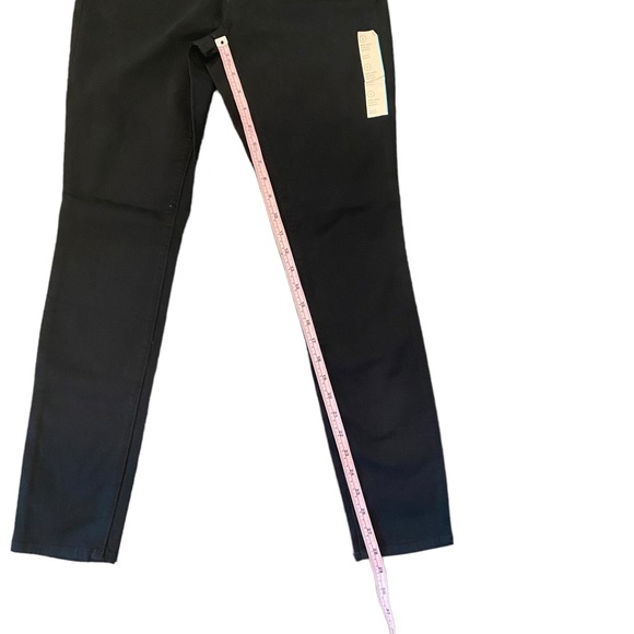 Universal Thread NWT Mid-Rise Curvy Skinny No Fade Black Jeans 2 | 26 Waist - Picture 10 of 12